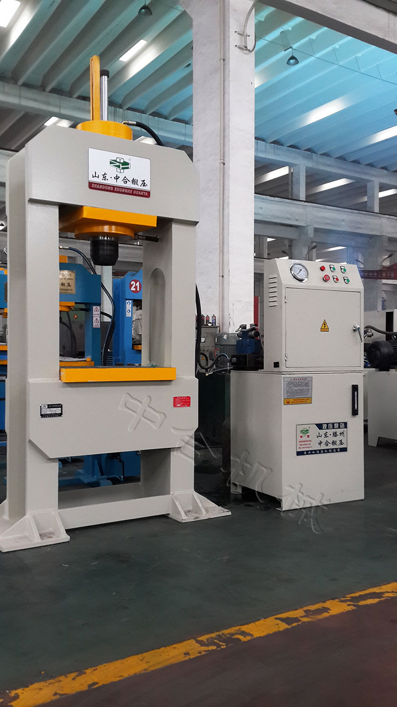 150噸龍門液壓機(jī)(圖1) 150噸龍門液壓機(jī)(圖1)