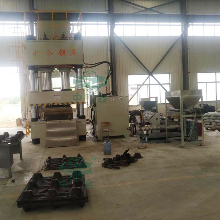 800噸塑料托盤成型液壓機客戶現場.jpg 800噸塑料托盤成型液壓機客戶現場.jpg