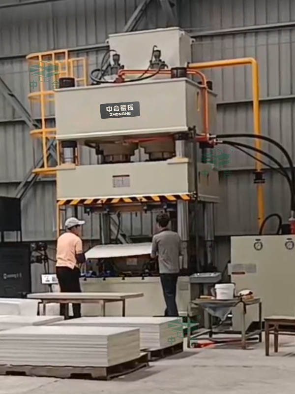 630噸墻面裝飾板成型液壓機(jī)現(xiàn)場(chǎng)