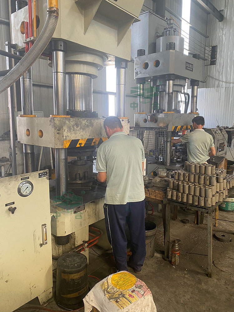 500噸鋁制鉚釘套冷擠壓成型液壓機客戶現場.jpg 500噸鋁制鉚釘套冷擠壓成型液壓機客戶現場.jpg