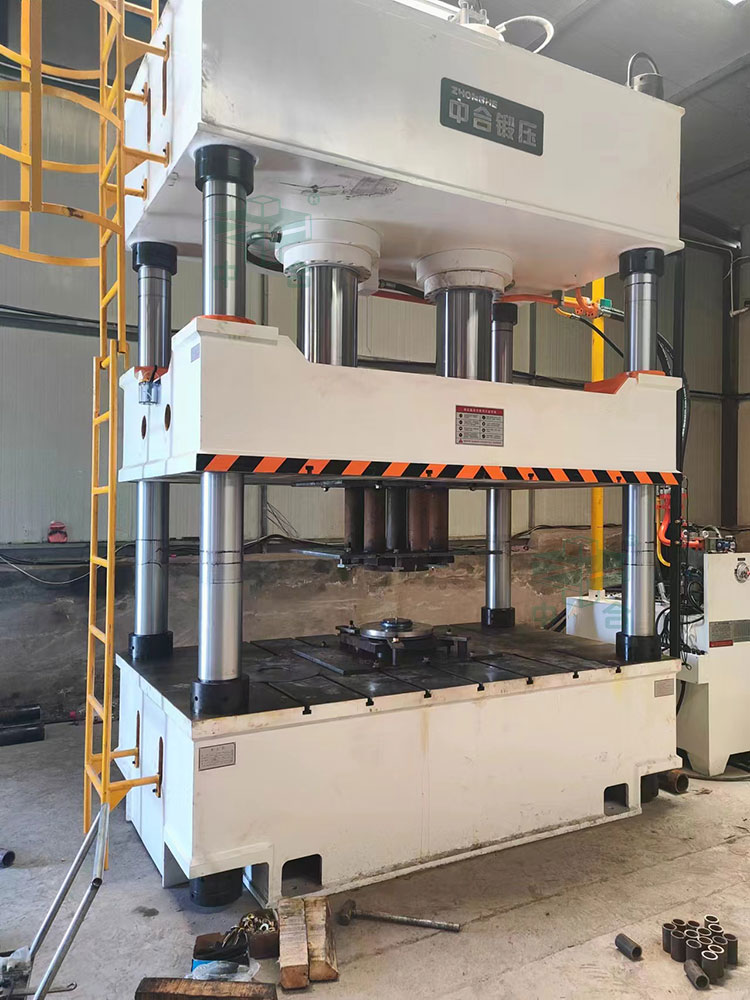 500噸四柱液壓機客戶現場.jpg 500噸四柱液壓機客戶現場.jpg