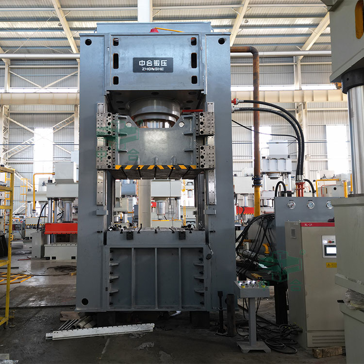 800噸框架式液壓機車間實物.jpg 800噸框架式液壓機車間實物.jpg