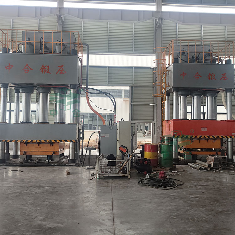 1500噸SMC汽車導流罩成型液壓機現(xiàn)場.jpg 1500噸SMC汽車導流罩成型液壓機現(xiàn)場.jpg