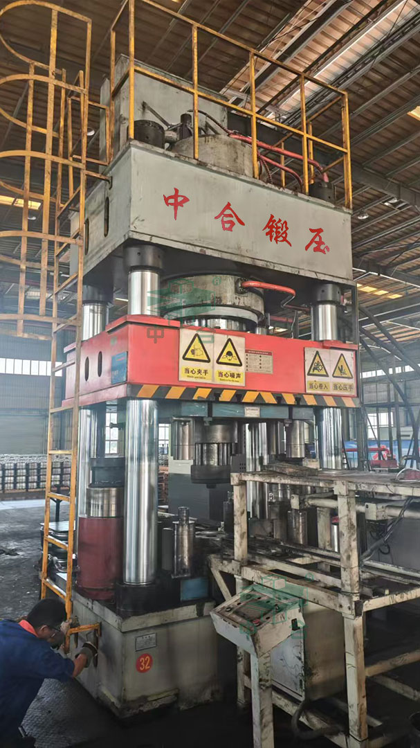 1000噸汽車輪轂沖壓成型液壓機現場.jpg 1000噸汽車輪轂沖壓成型液壓機現場.jpg