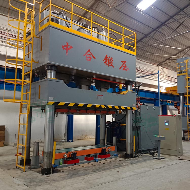 2000噸四柱液壓機(jī)現(xiàn)場 2000噸四柱液壓機(jī)現(xiàn)場