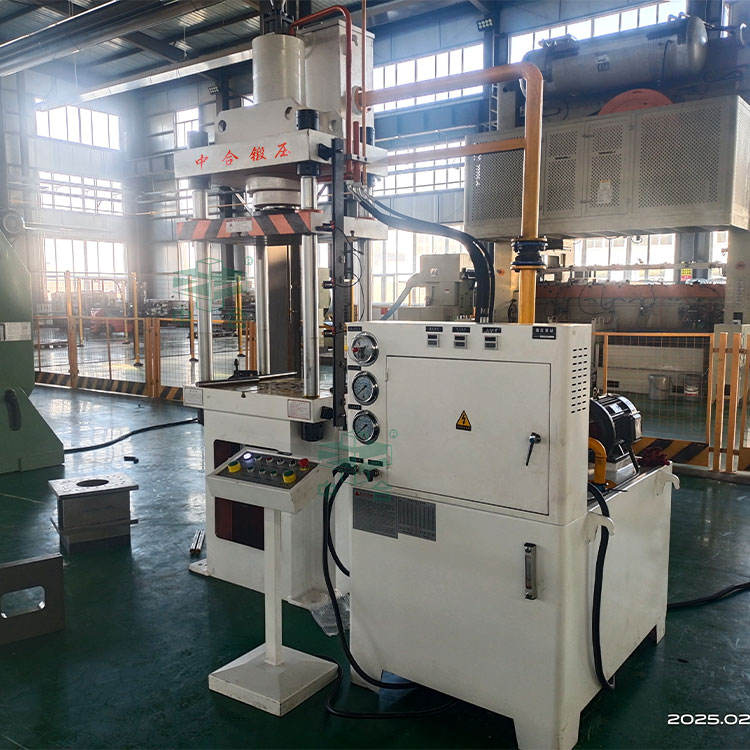 100噸四柱液壓機現場.jpg 100噸四柱液壓機現場.jpg