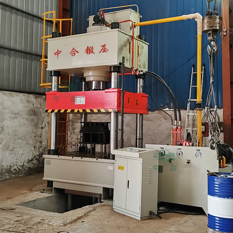500噸四柱液壓機現場.jpg