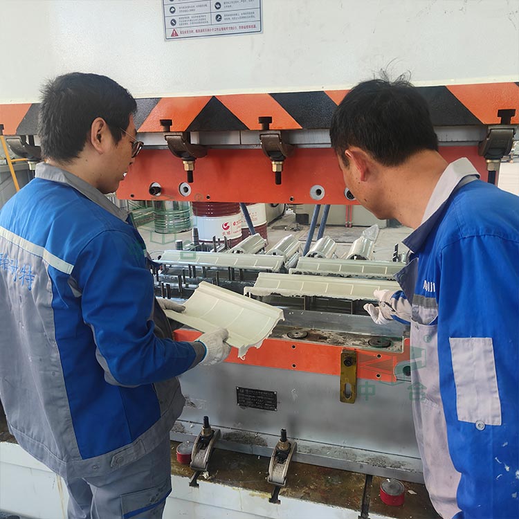 630噸四柱液壓機模壓仿古樹脂瓦.jpg 630噸四柱液壓機模壓仿古樹脂瓦.jpg