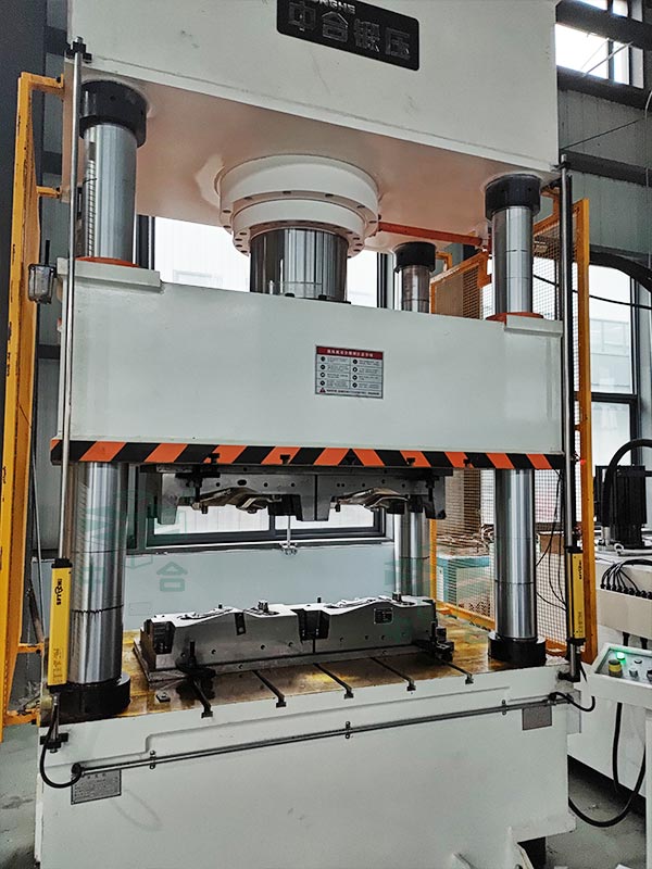 汽車風(fēng)管保護套成型液壓機.jpg 汽車風(fēng)管保護套成型液壓機.jpg