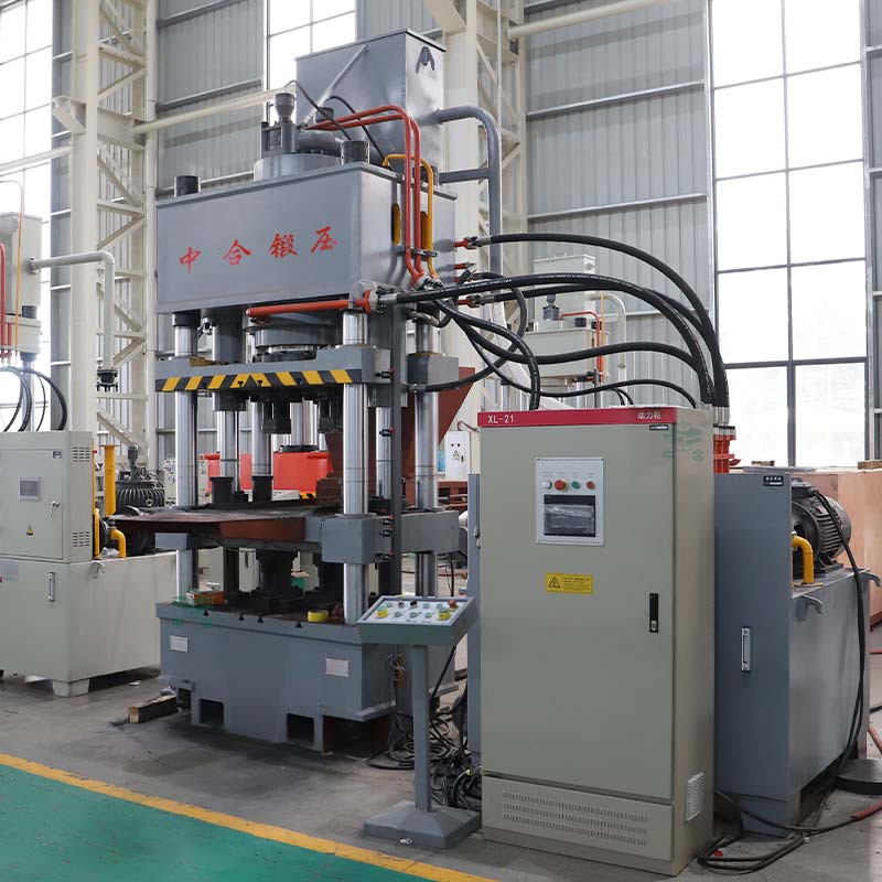 400噸石墨粉末壓塊液壓機車間試機 400噸石墨粉末壓塊液壓機車間試機