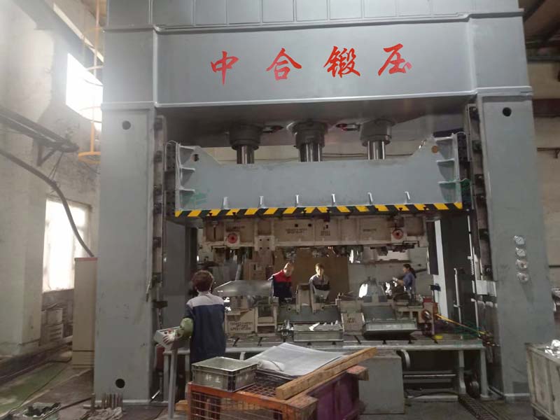 630噸汽車配件拉伸液壓機現場